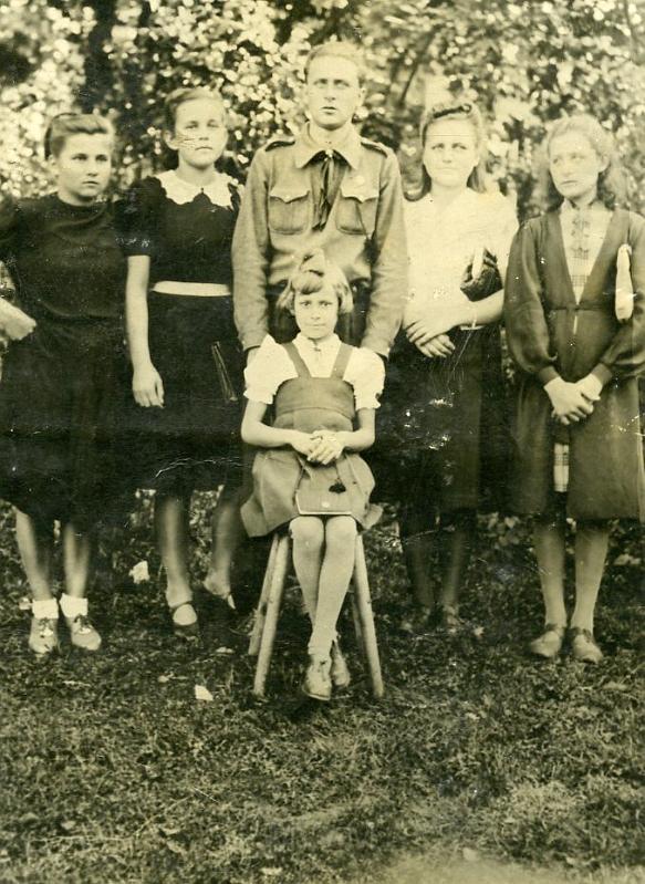 KKE 3492.jpg - Pierwsze zdjęcie w Olsztynie. od lewej: pierwsza Wanda Ślusarczyk, druga Maria Rutkowska, trzeci Jan Rutkowski,  u dołu Danuta Rutkowska, czwarta Jadwiga Wołg, piąta Julia Rutkowska, Olsztyn 1945 r.